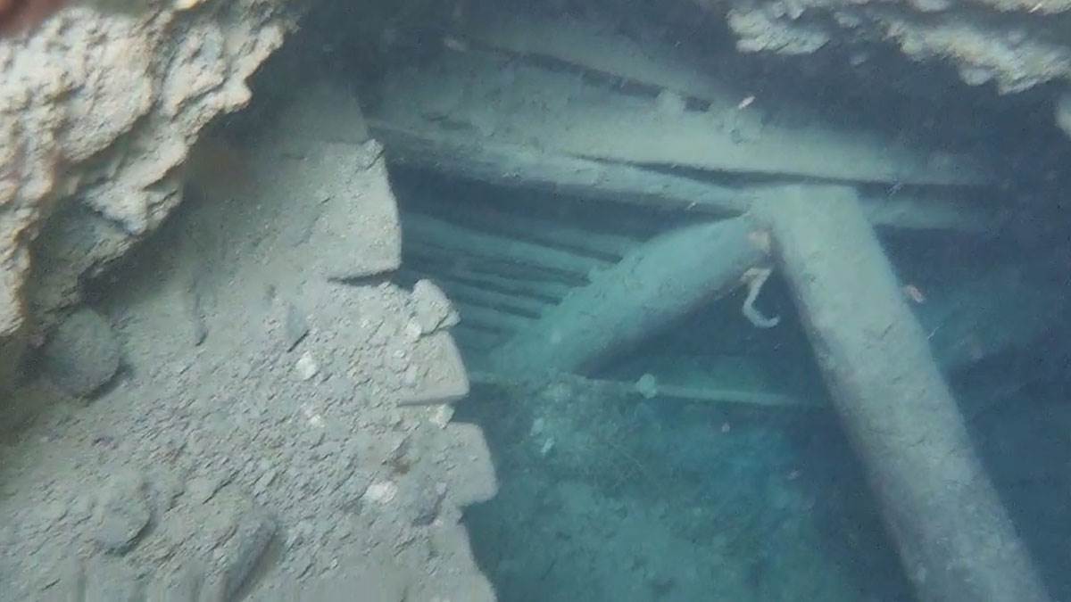 Duboka crna rupa puna vode pojavila se usred livade (1).jpg