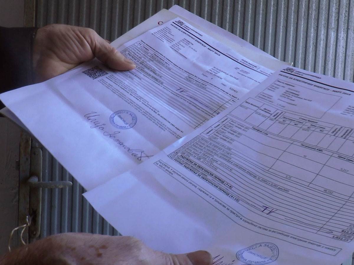 Meštani sela Lisice moraju da plaćaju televizijsku pretplatu na groblju (2).jpg