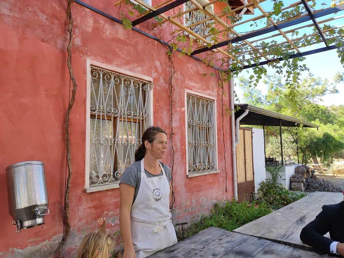 OSTAVILA ŽIVOT U BEČU DA BI RADILA POLJOPRIVREDU U TURSKOM SELU (2).jpg