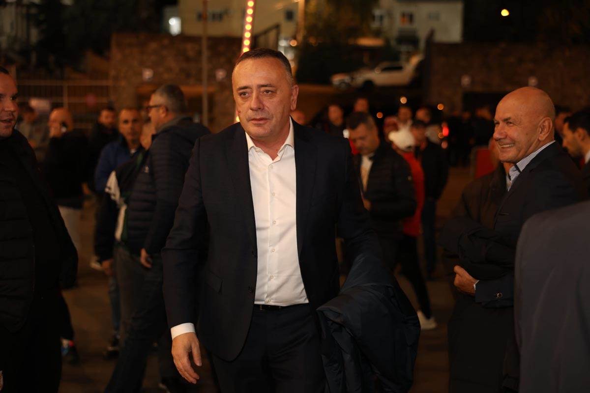 Mirko Kodić na fudbalskoj utakmici nakon smrti sina