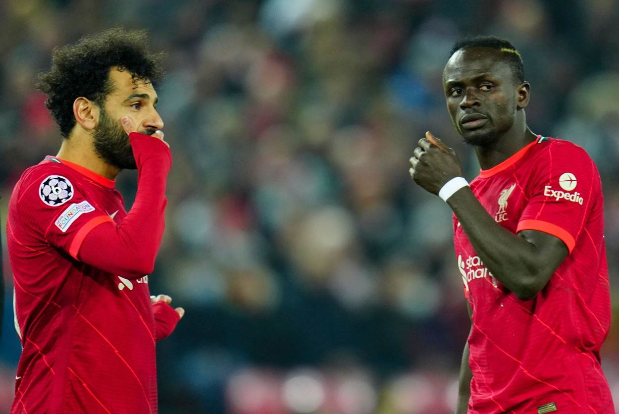 Mohamed Salah i Sadio Mane razgovaraju na utakmici Liverpula