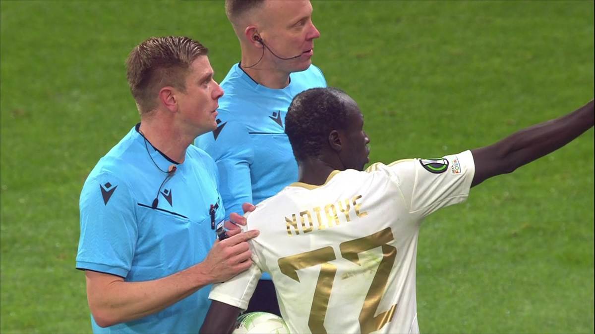 Čukarički - Fiorentina, prekid zbog rasizma (1).jpg