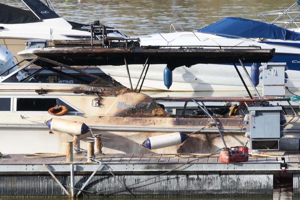 Zapaljen čamac  (4).jpg