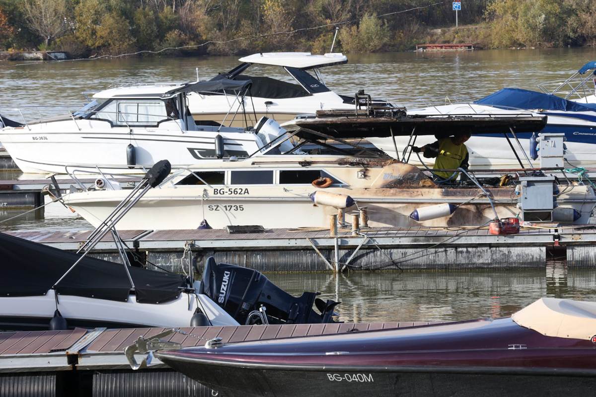 Zapaljen čamac  (5).jpg