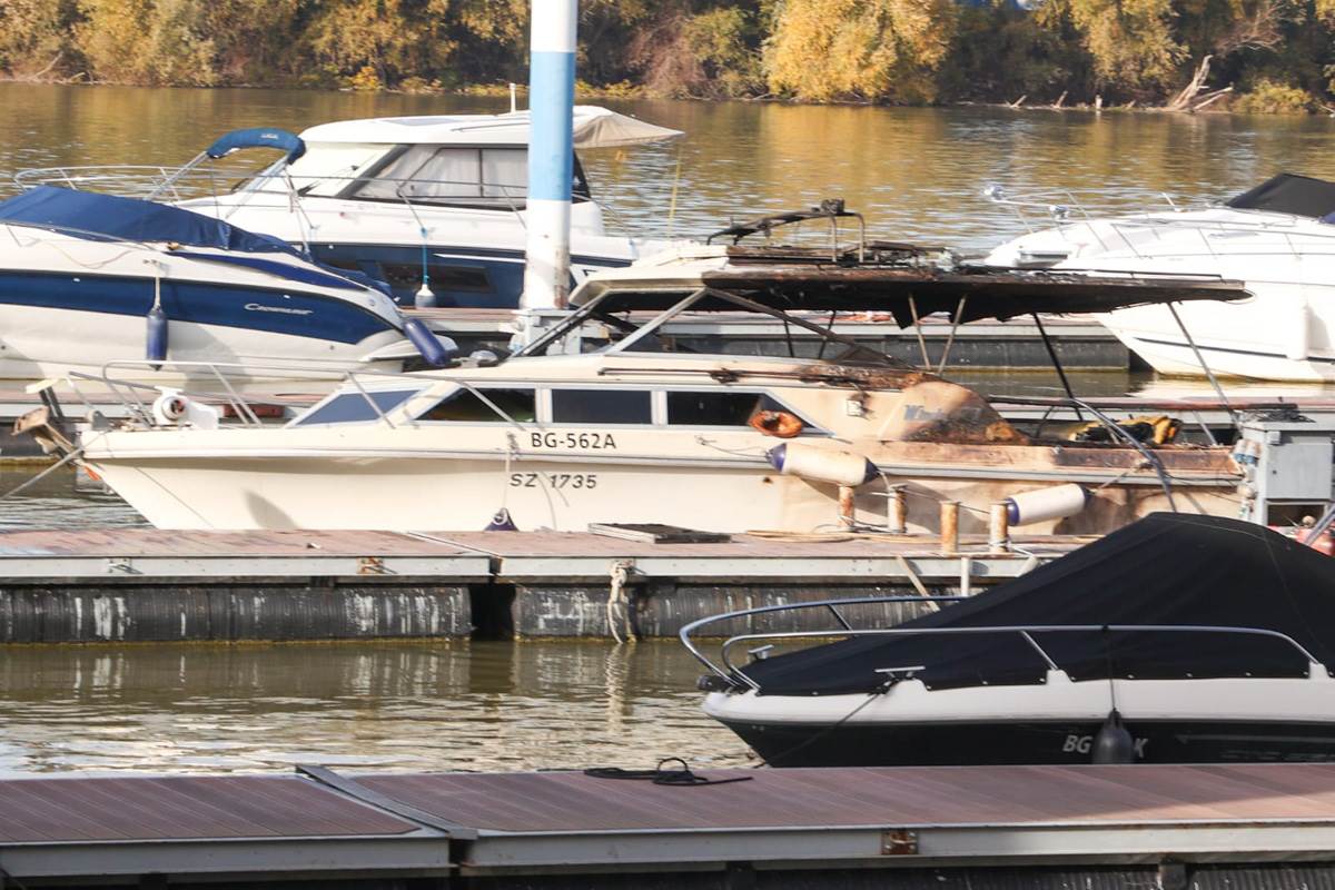 Zapaljen čamac  (6).jpg