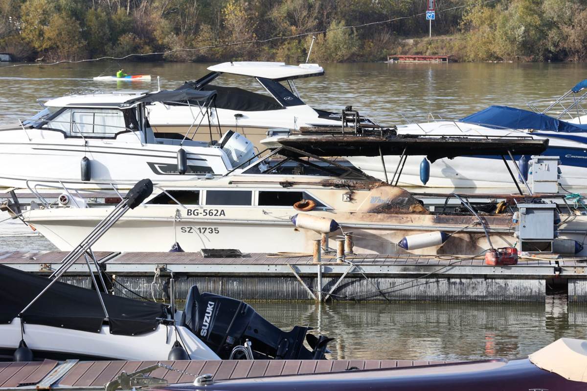 Zapaljen čamac  (7).jpg