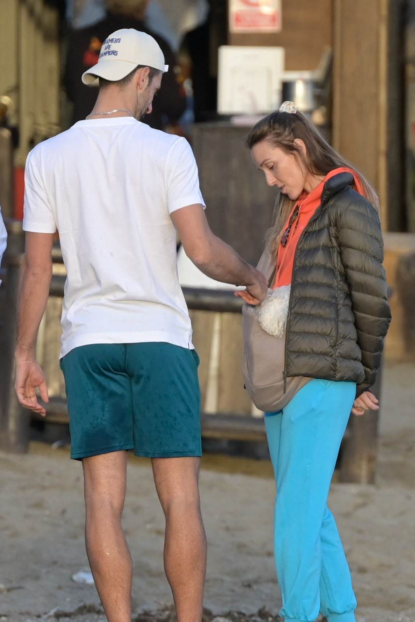 Novak Đoković na plaži sa porodicom 6.jpg