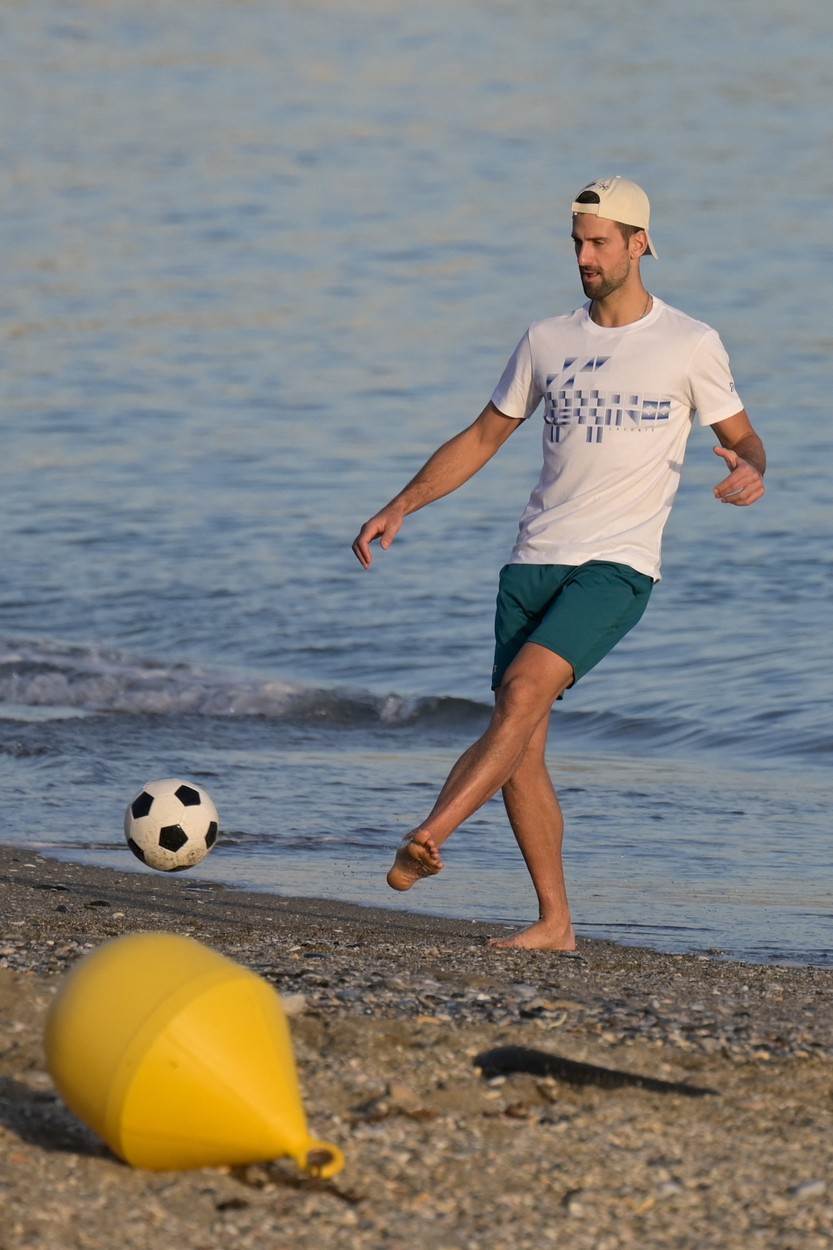 Novak Đoković na plaži sa porodicom 5.jpg