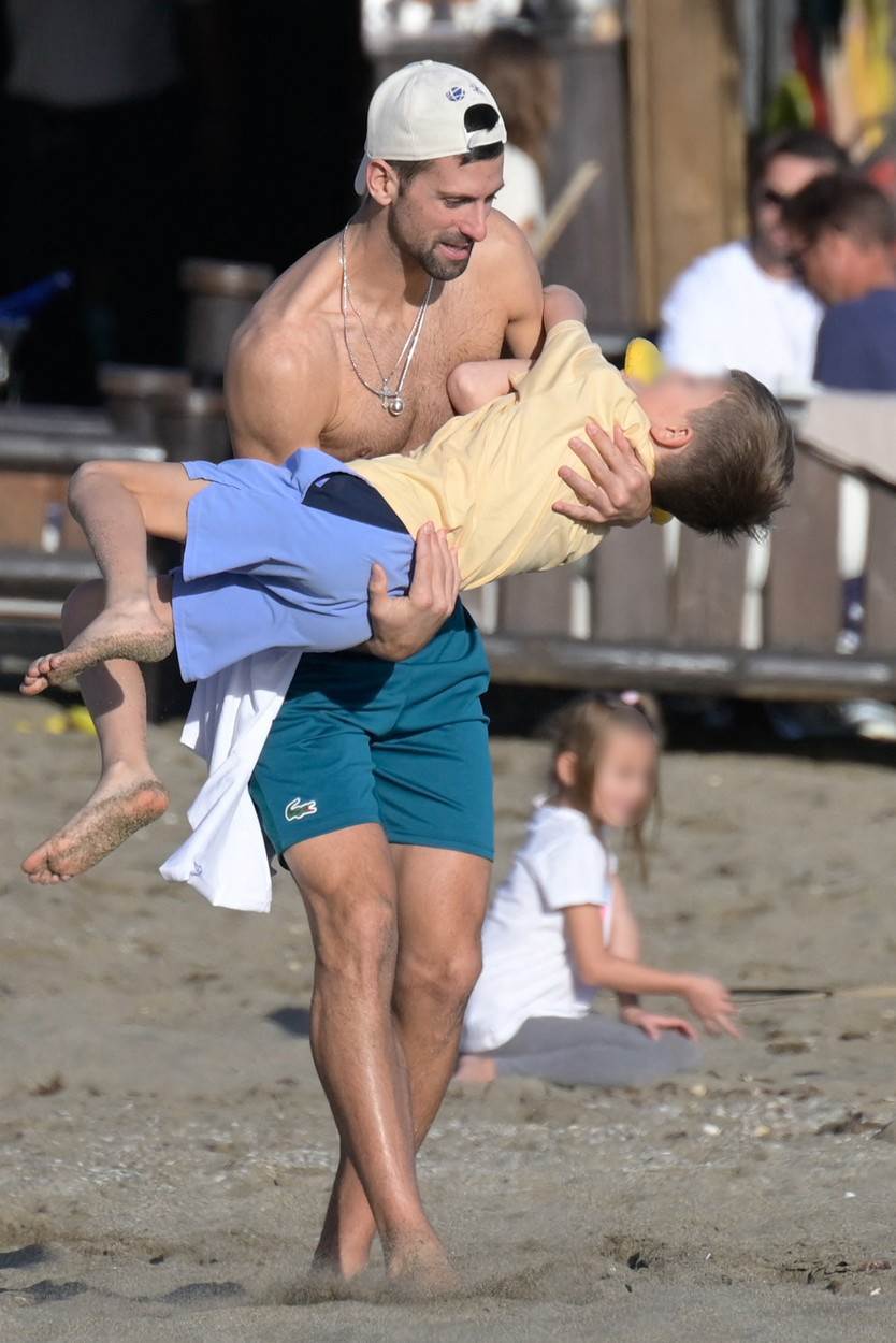 Novak Đoković na plaži sa porodicom .jpg