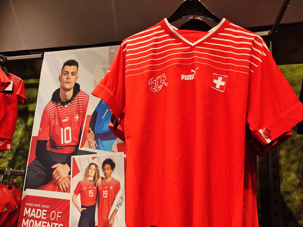 Prodavnica sportske opreme u tržnom centru na stadionu (5).jpg