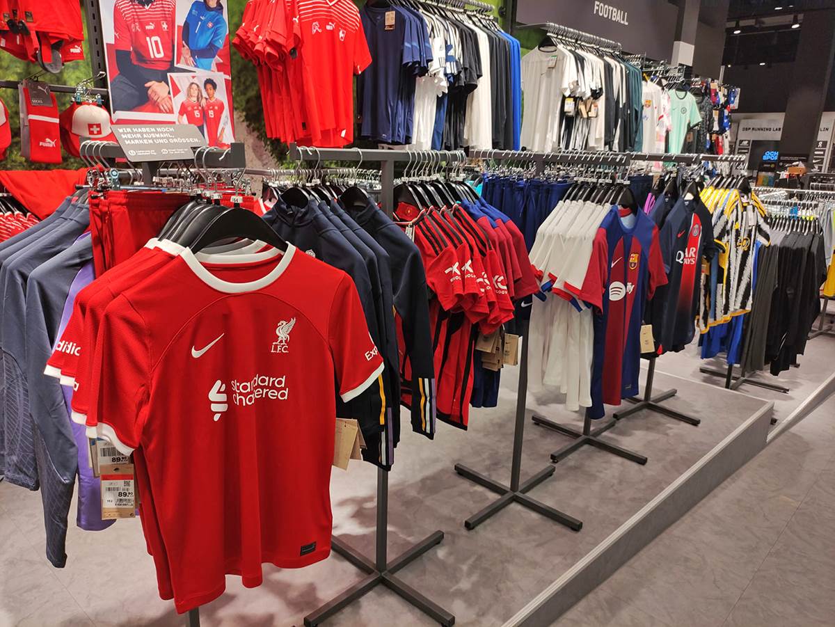 Prodavnica sportske opreme u tržnom centru na stadionu (6).jpg