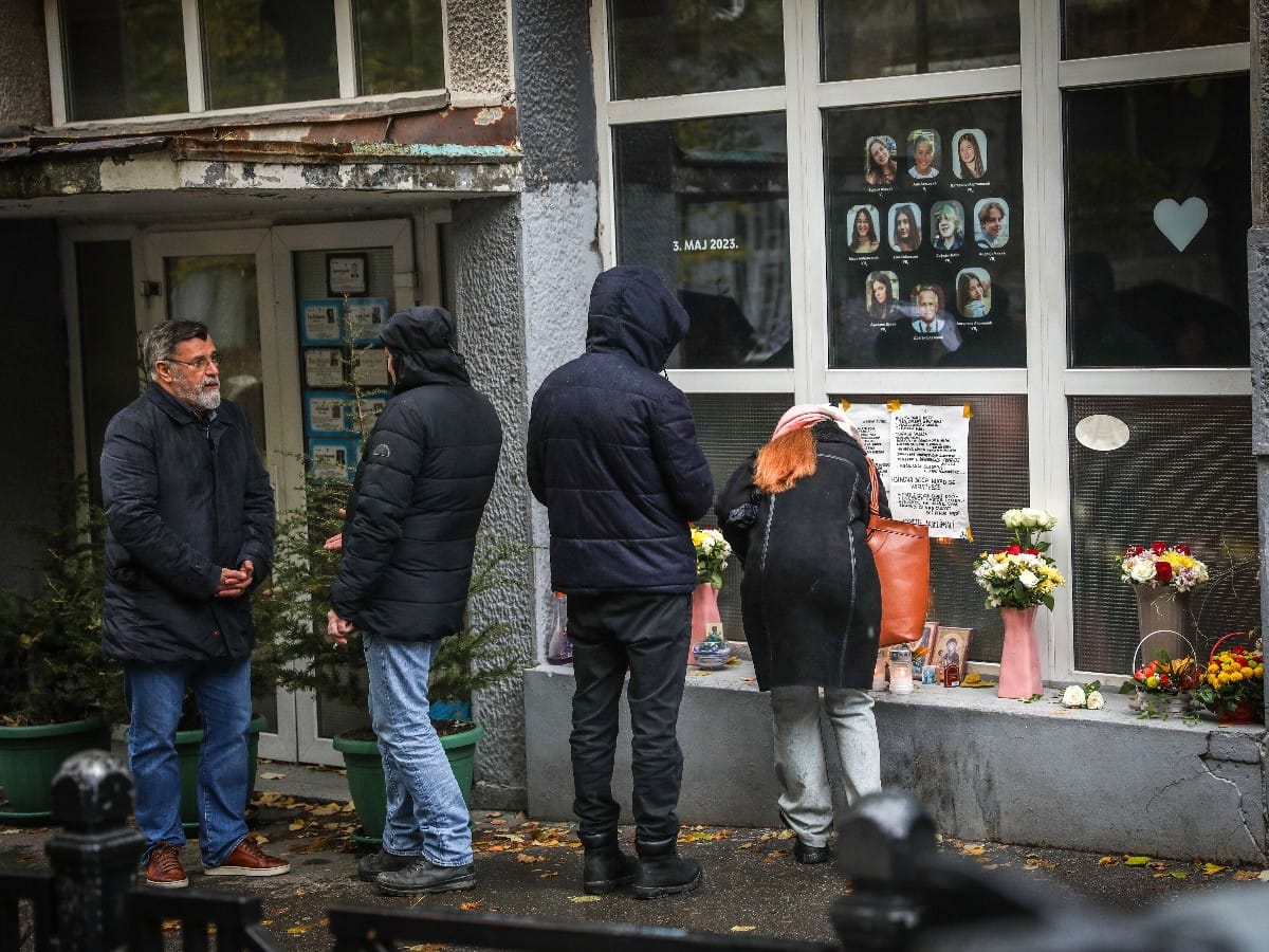 Okupljanje roditelja ispred skole Vladislav Ribnikar 3.jpeg