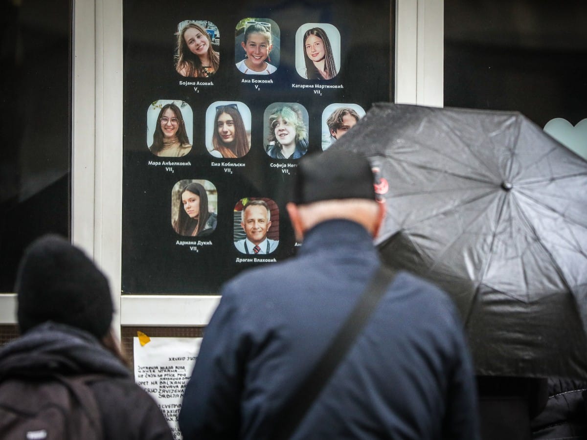 Okupljanje roditelja ispred skole Vladislav Ribnikar 6.jpeg