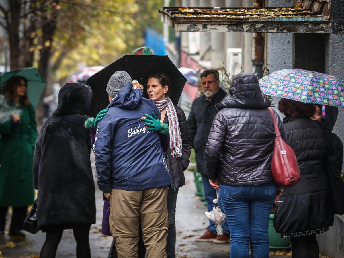 Okupljanje roditelja ispred skole Vladislav Ribnikar 7.jpeg