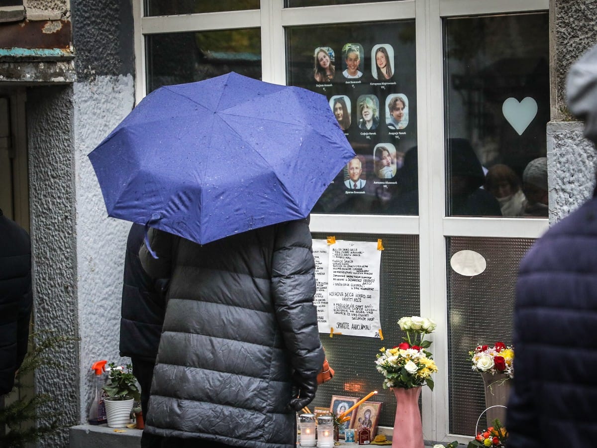 Okupljanje roditelja ispred skole Vladislav Ribnikar 8.jpeg