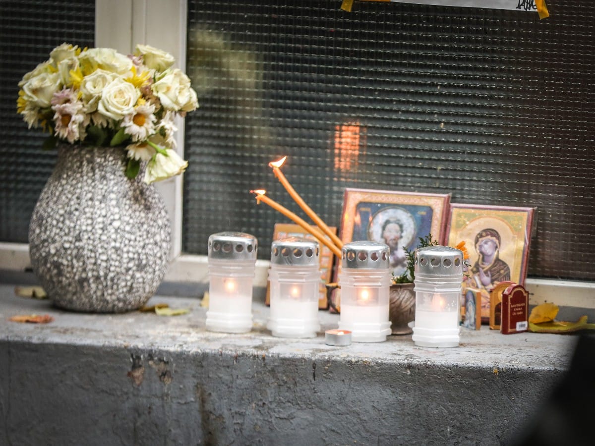 Okupljanje roditelja ispred skole Vladislav Ribnikar 9.jpeg