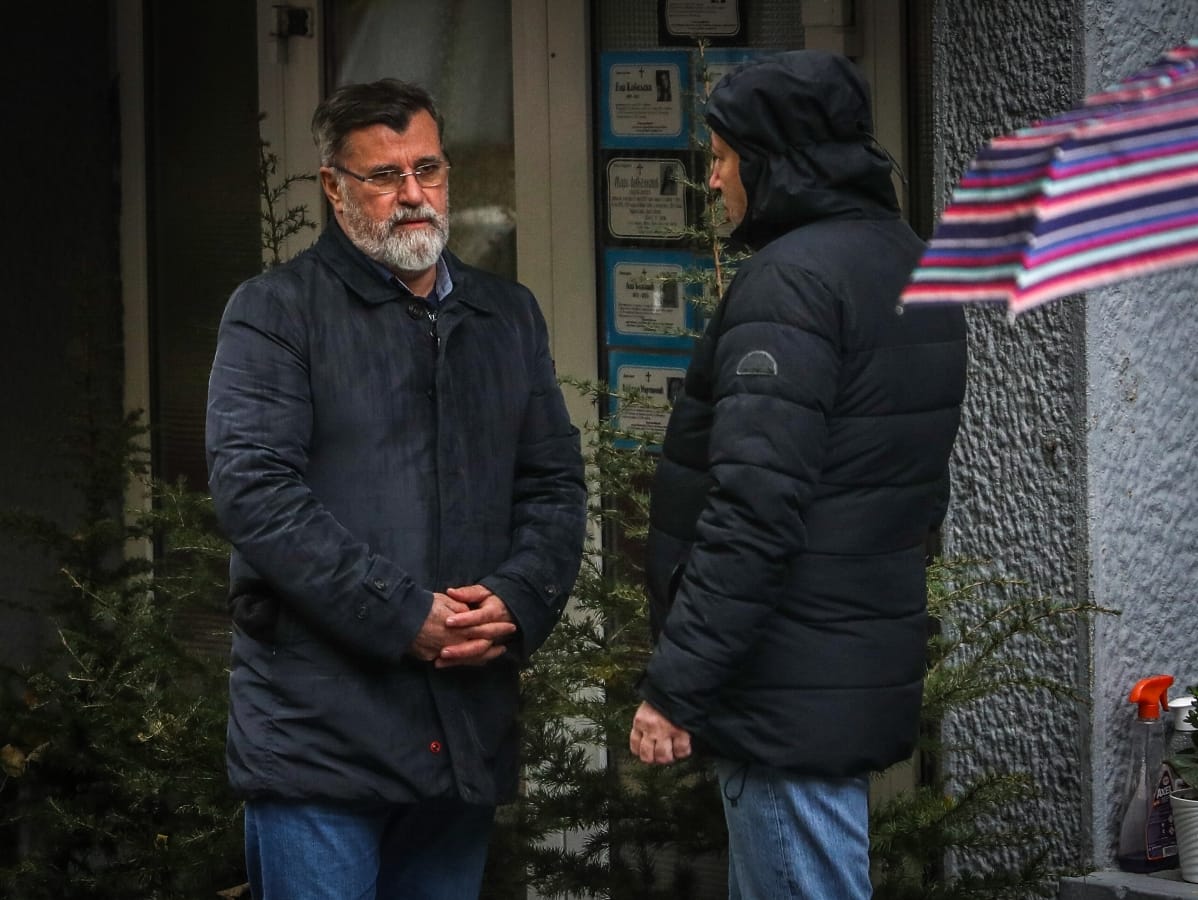 Okupljanje roditelja ispred skole Vladislav Ribnikar 10.jpeg