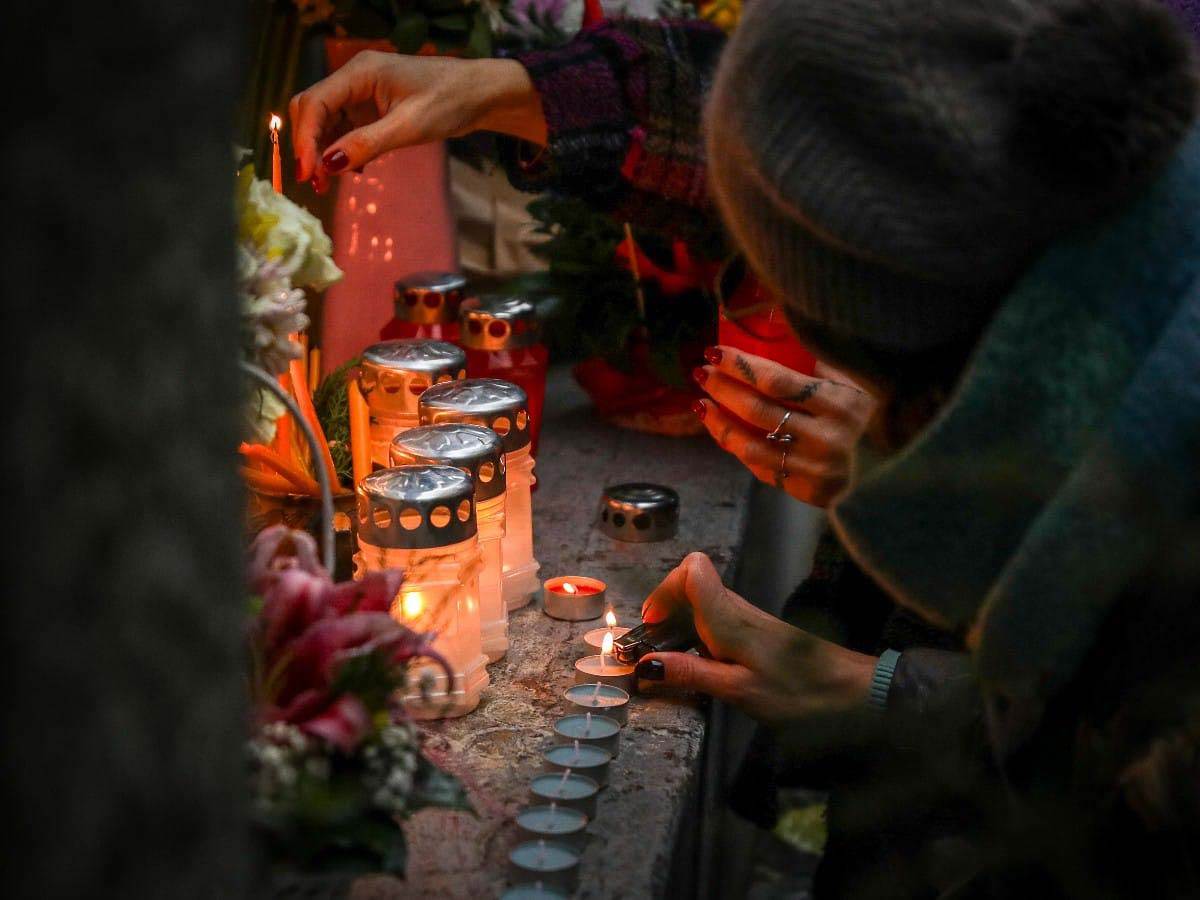 Okupljanje roditelja ispred skole Vladislav Ribnikar 4.jpg