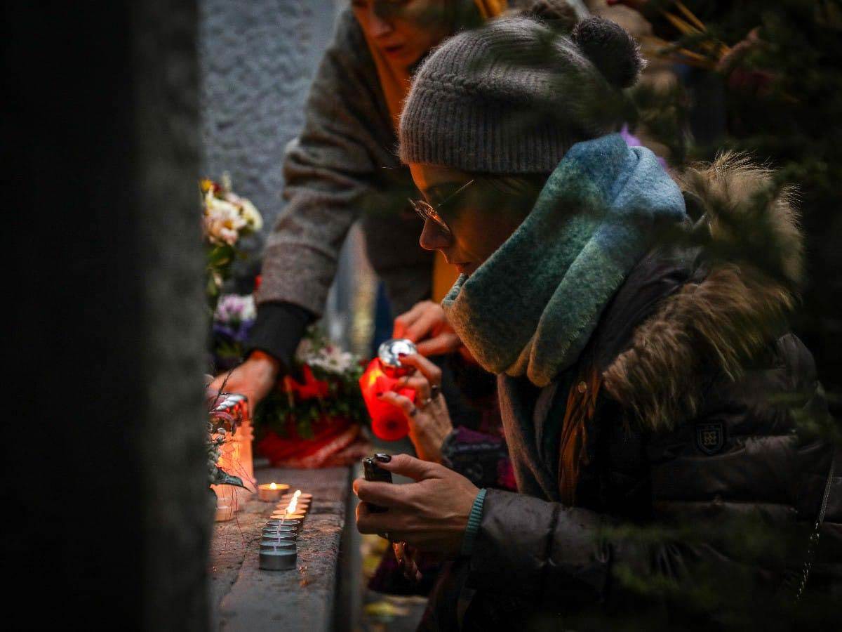 Okupljanje roditelja ispred skole Vladislav Ribnikar 5.jpg