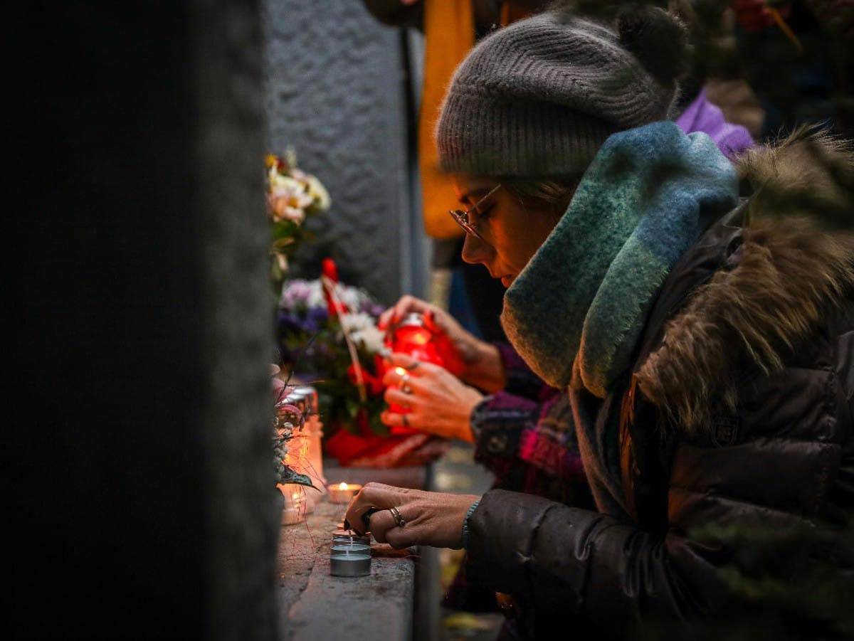 Okupljanje roditelja ispred skole Vladislav Ribnikar 6.jpg