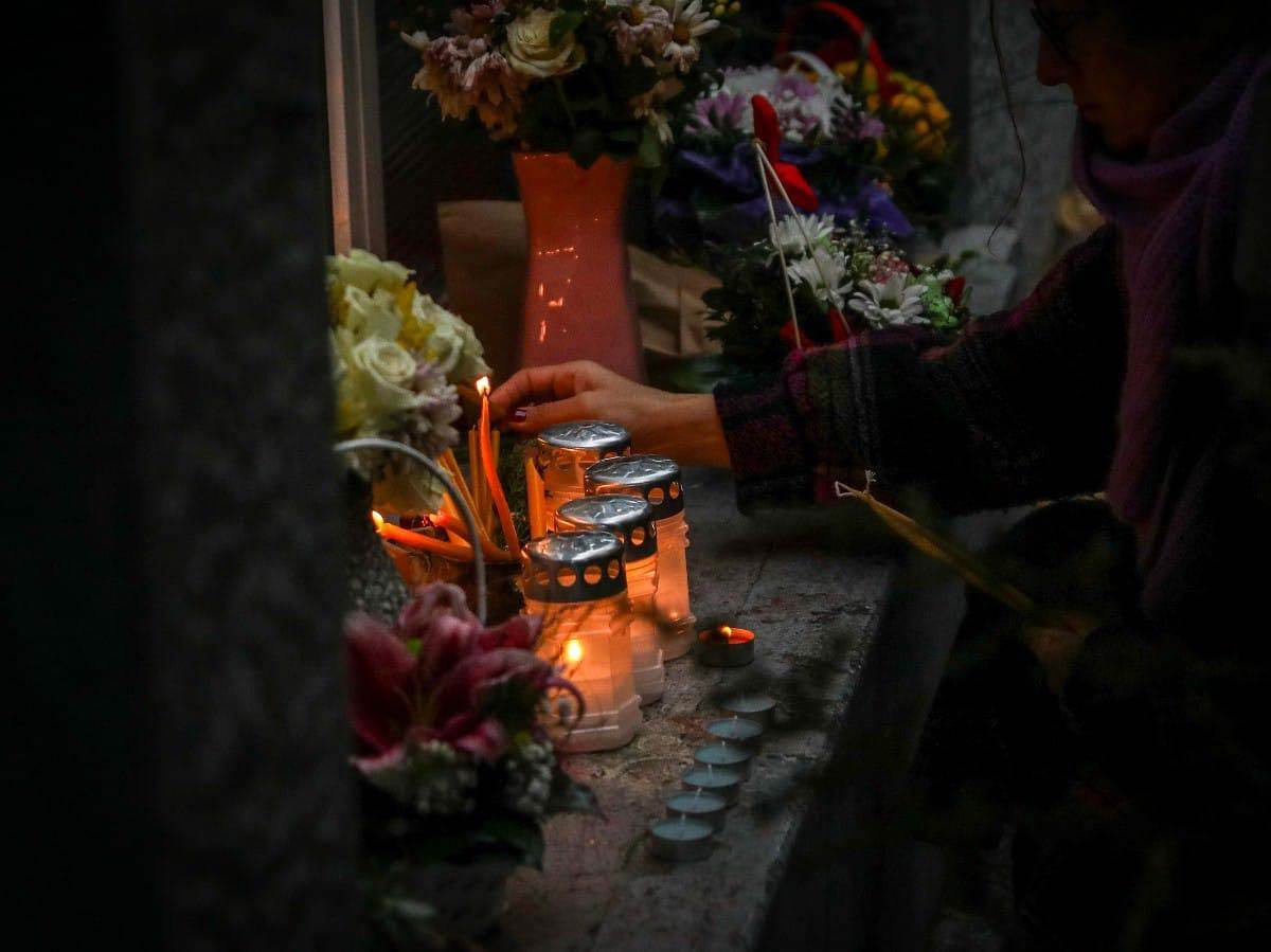 Okupljanje roditelja ispred skole Vladislav Ribnikar 8.jpg