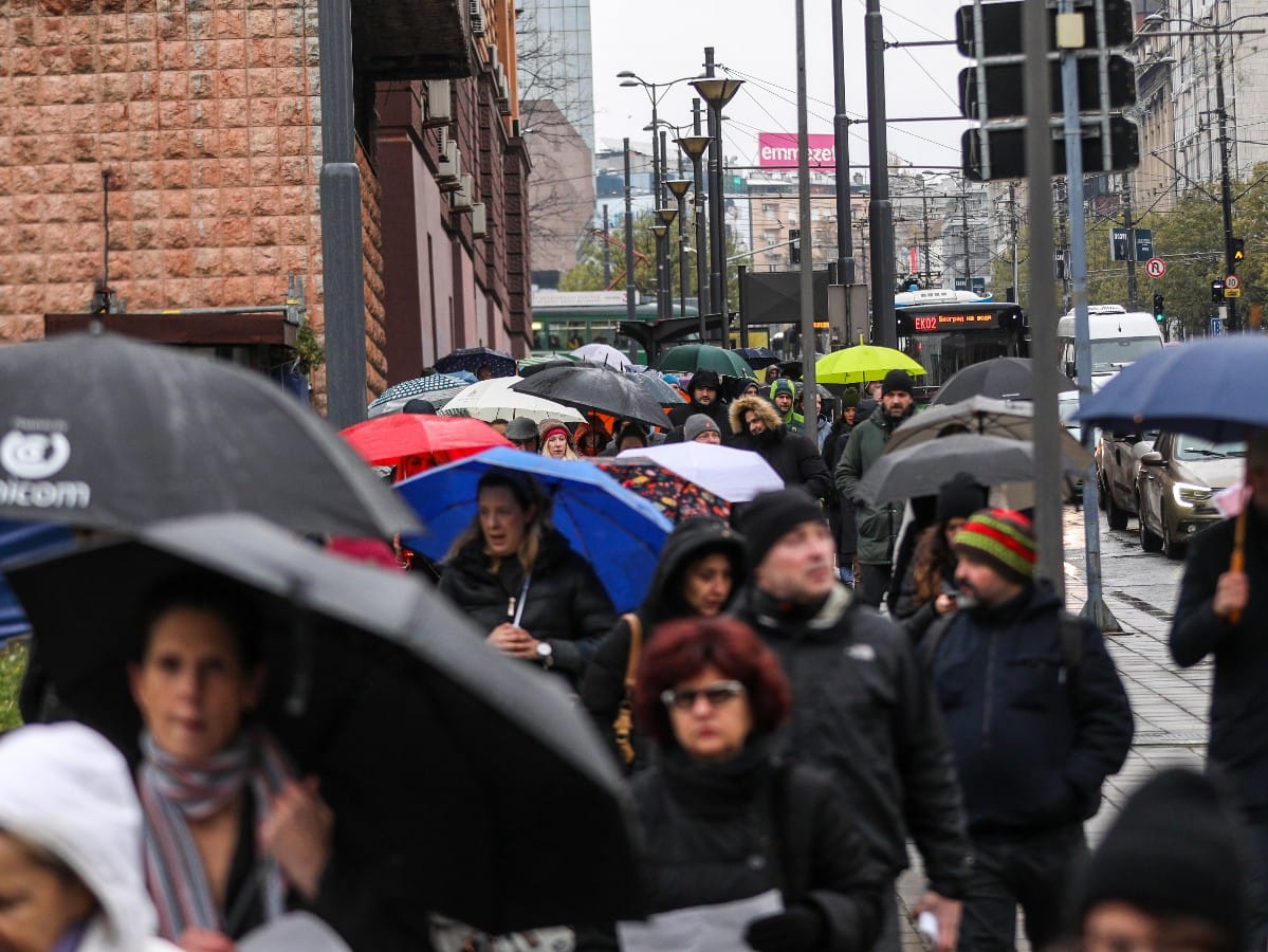 Okupljanje roditelja ispred skole Vladislav Ribnikar 3.jpeg