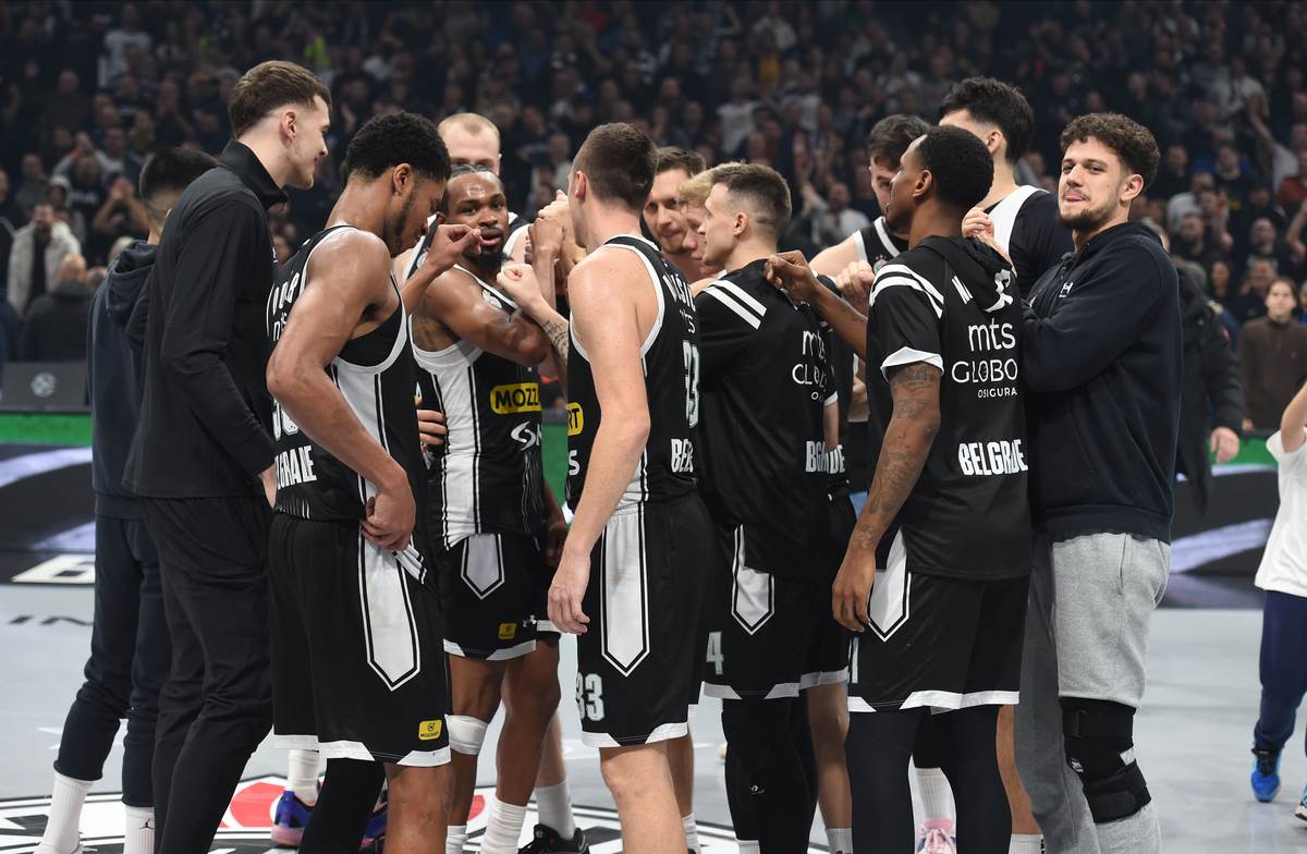 Partizan PAO kraj meča (9).jpg