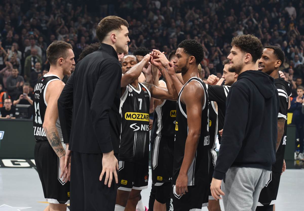 Partizan PAO kraj meča (10).jpg