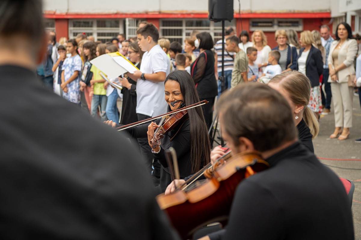 350 DECE U BEOGRADU DOBILO ŠKOLSKU OPREMU (16).jpg