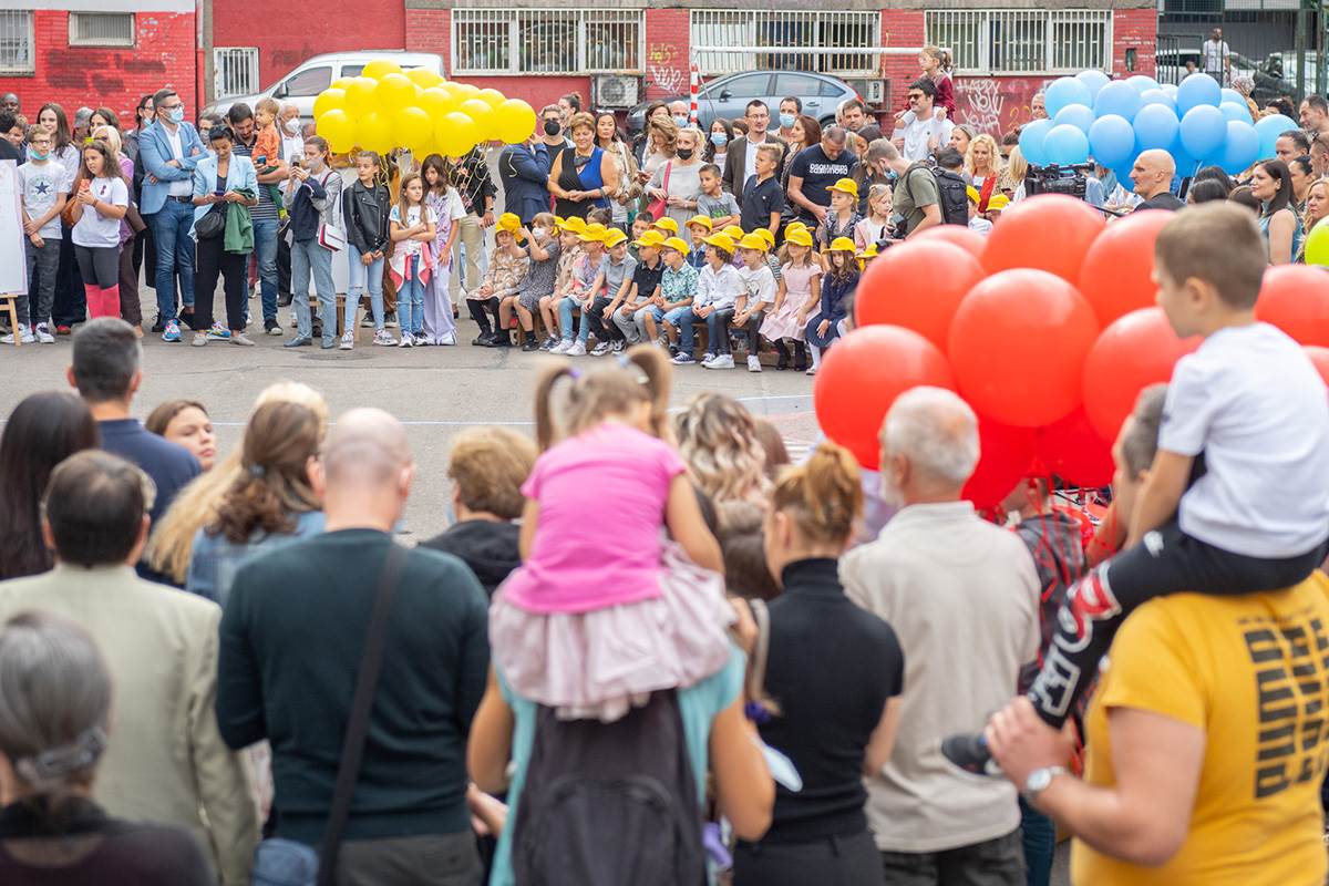 350 DECE U BEOGRADU DOBILO ŠKOLSKU OPREMU (13).jpg