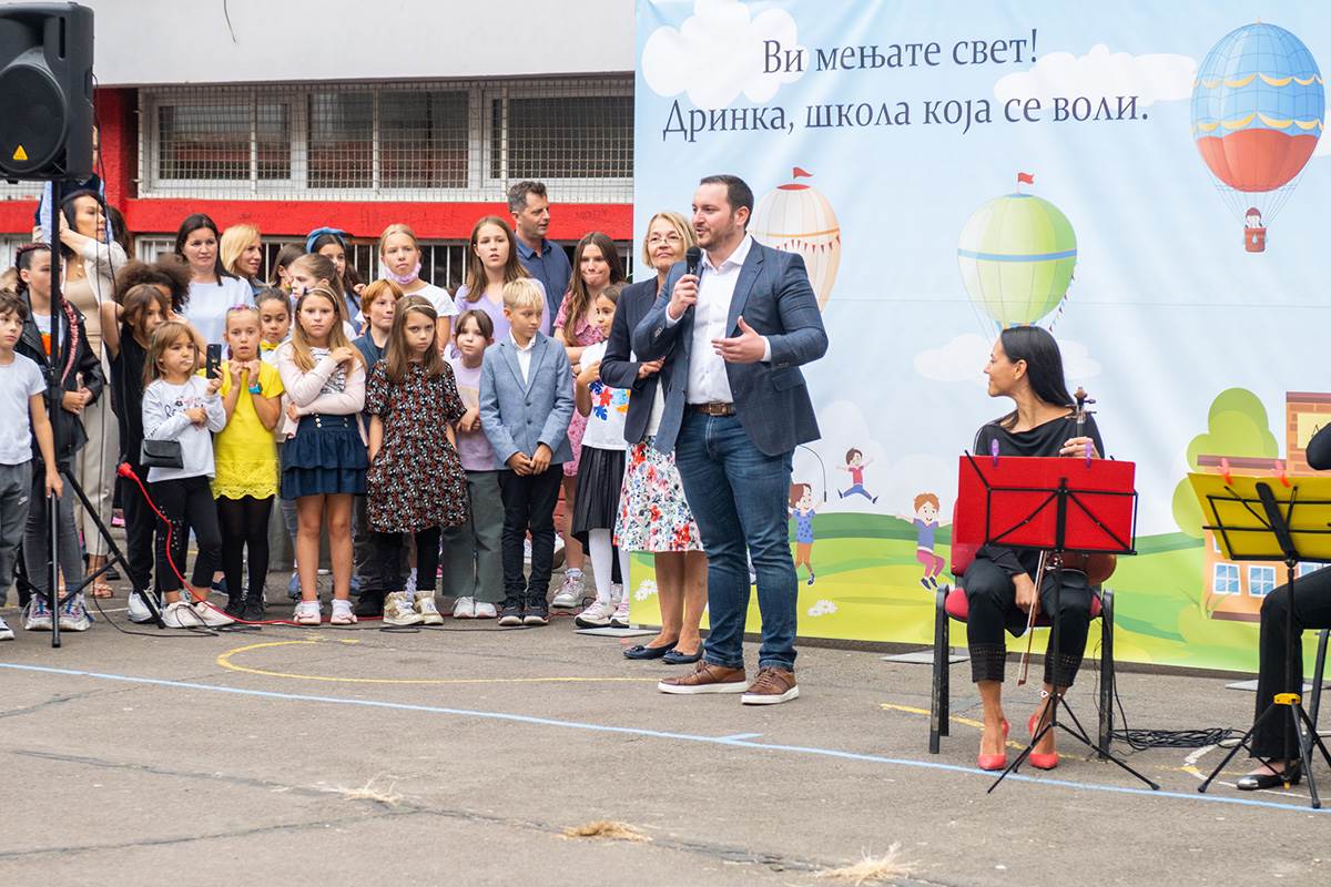 350 DECE U BEOGRADU DOBILO ŠKOLSKU OPREMU (8).jpg