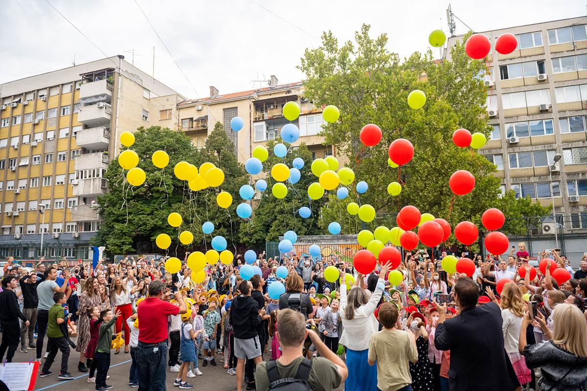 350 DECE U BEOGRADU DOBILO ŠKOLSKU OPREMU (7).jpg