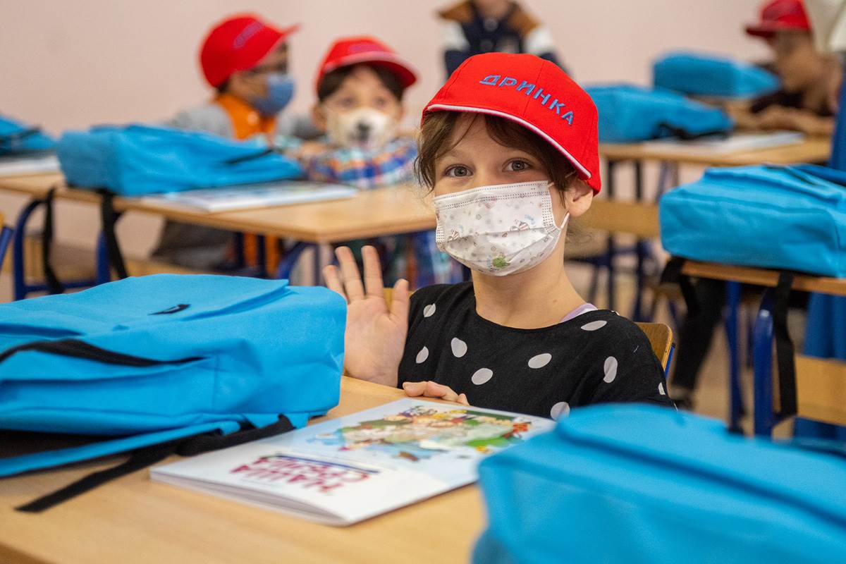 350 DECE U BEOGRADU DOBILO ŠKOLSKU OPREMU (5).jpg