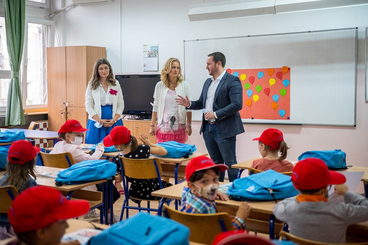 350 DECE U BEOGRADU DOBILO ŠKOLSKU OPREMU (3).jpg