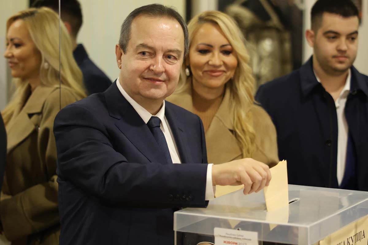Ivica Dačić glasanje izbori 5.jpg