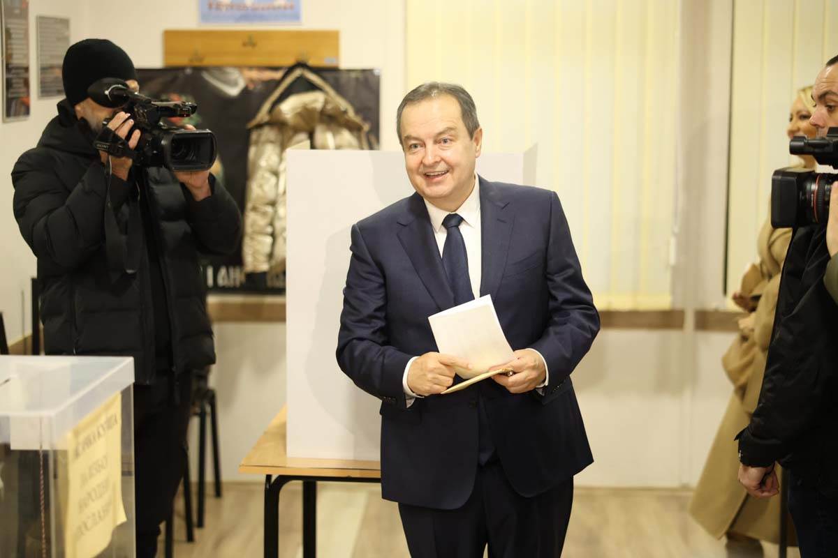 Ivica Dačić glasanje izbori 6.jpg
