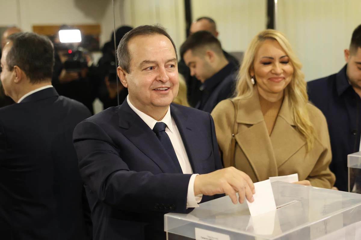 Ivica Dačić glasanje izbori 7.jpg