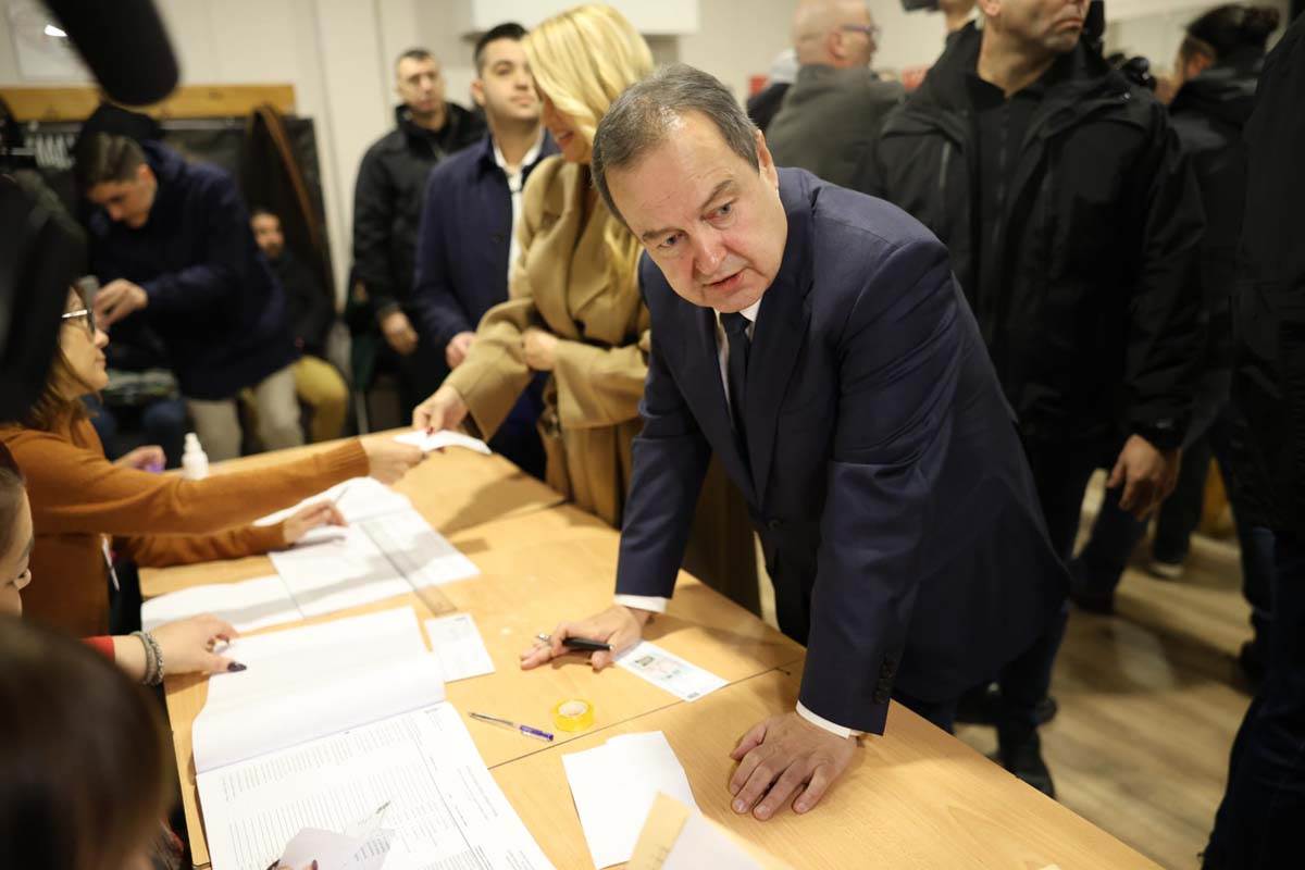 Ivica Dačić glasanje izbori 8.jpg