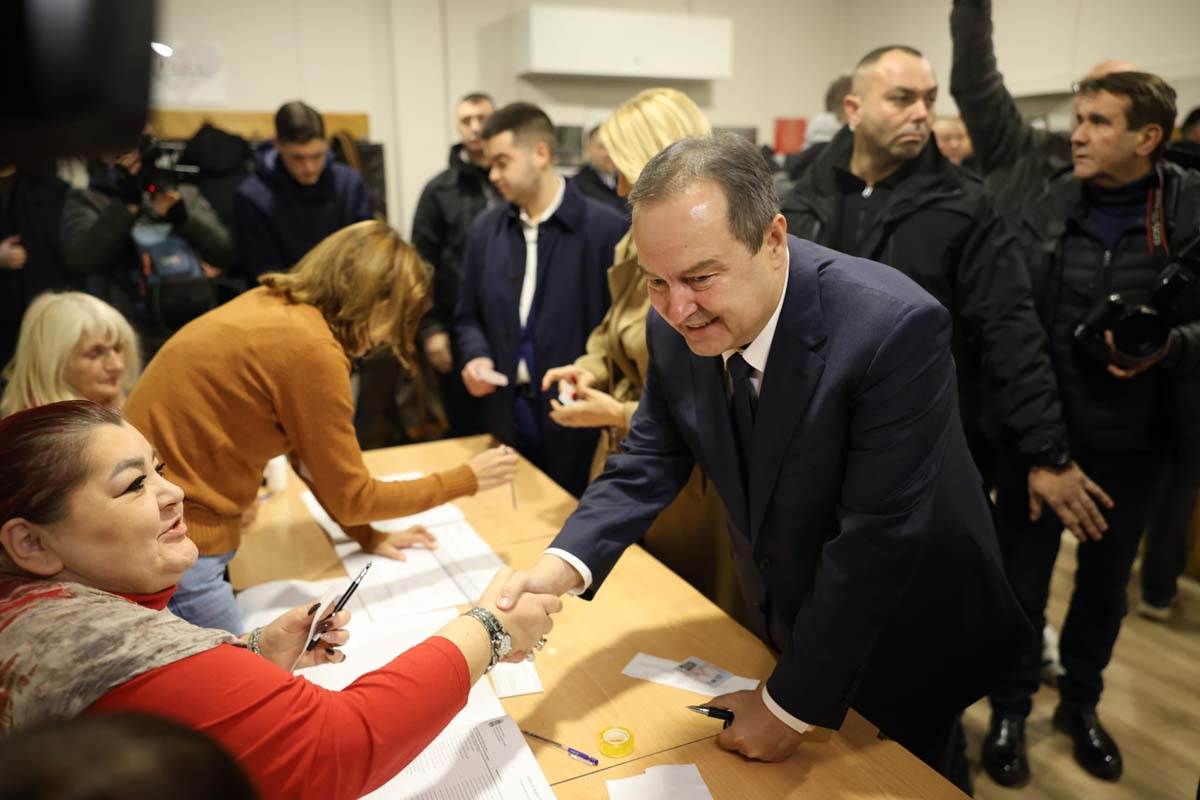 Ivica Dačić glasanje izbori 9.jpg