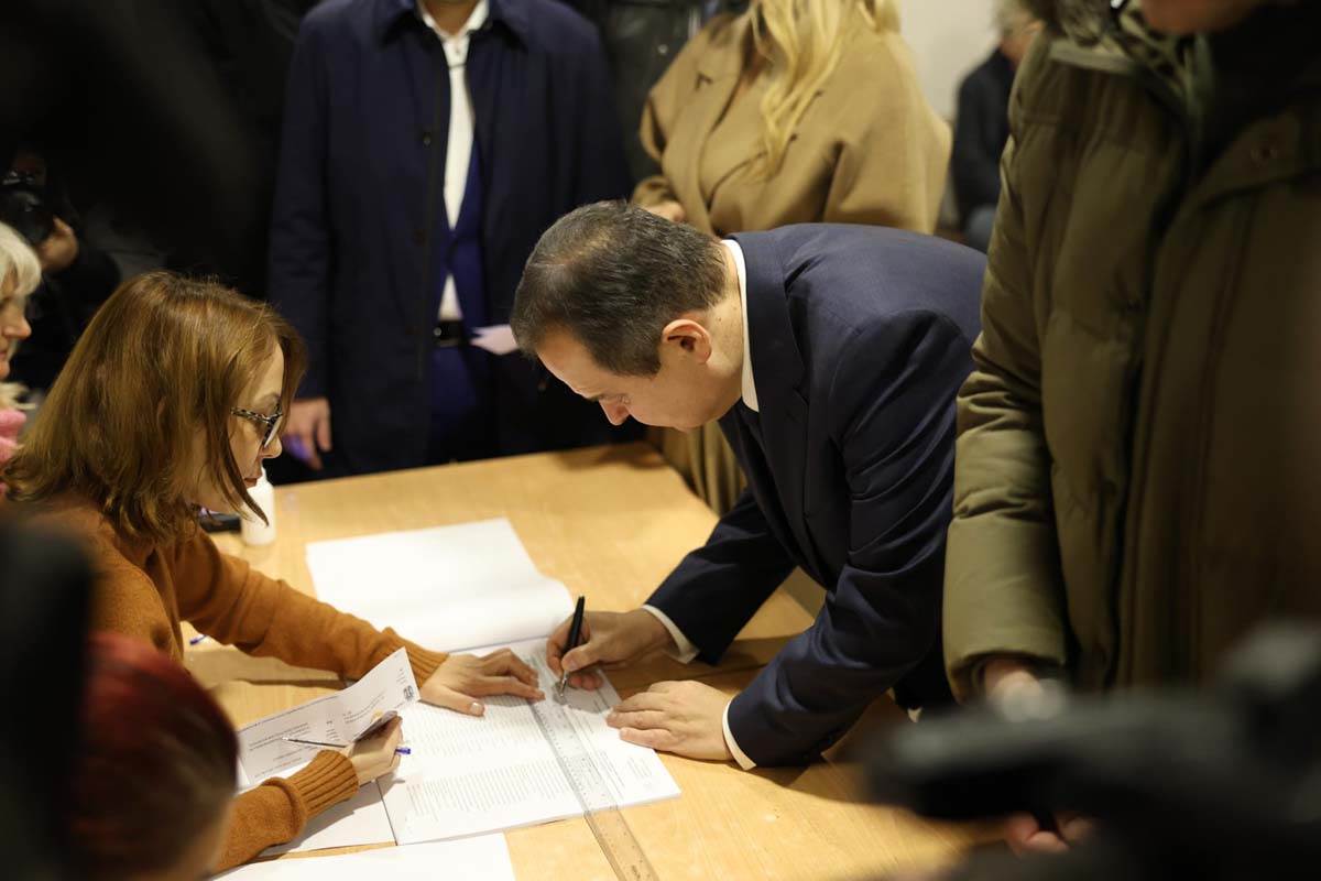 Ivica Dačić glasanje izbori 10.jpg
