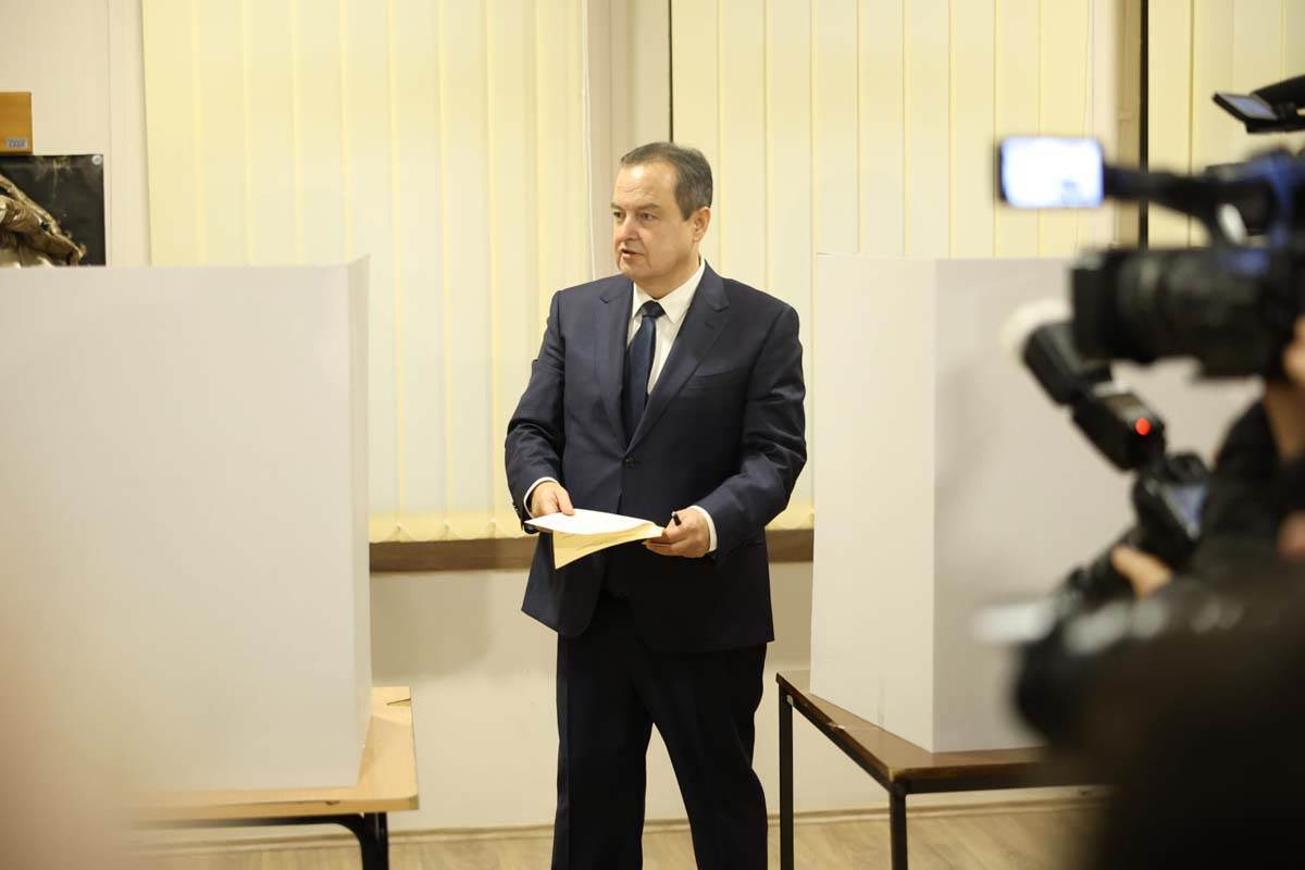 Ivica Dačić glasanje izbori 11.jpg