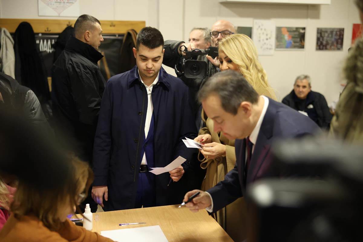 Ivica Dačić glasanje izbori 14.jpg