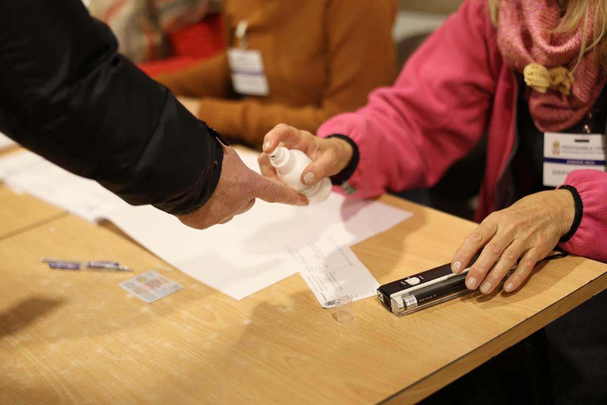 Ivica Dačić glasanje izbori 22.jpg