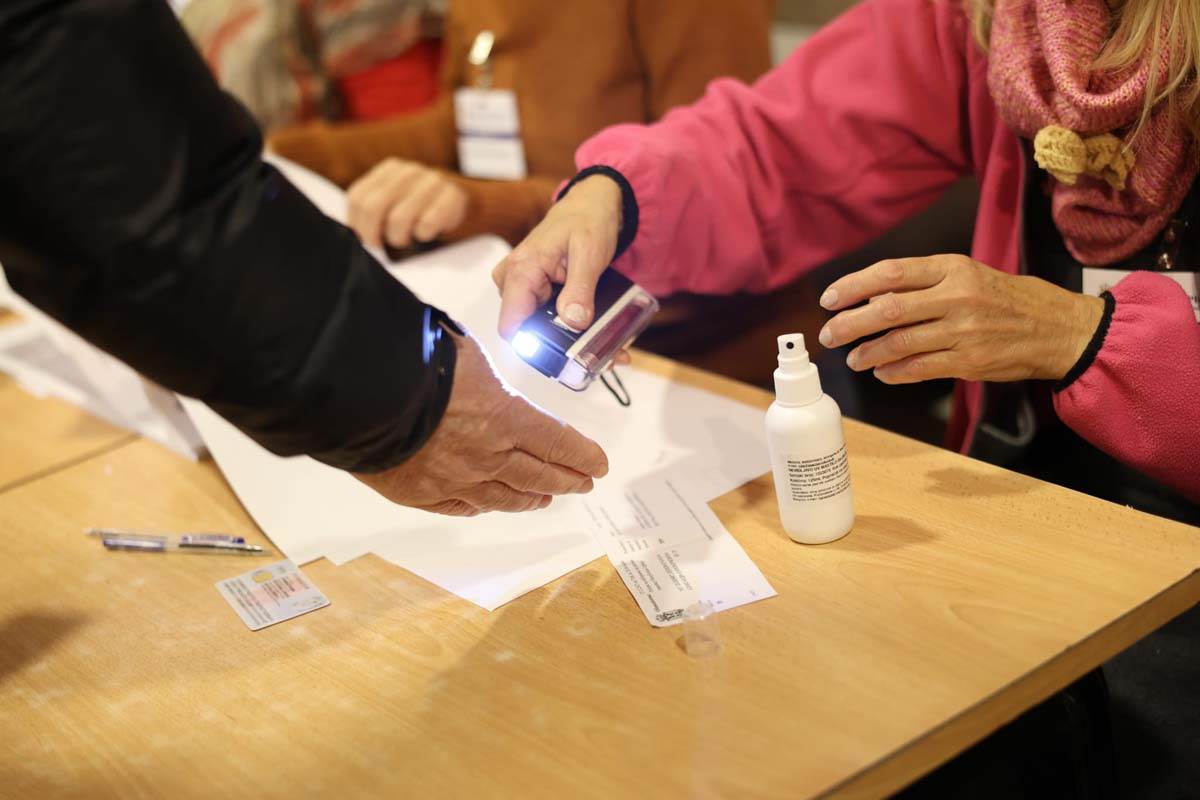 Ivica Dačić glasanje izbori 23.jpg