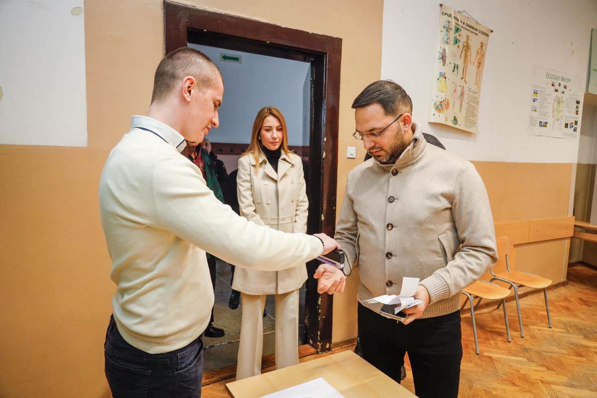 Damir Handanović i Dubravka Đedović izbori glasanje 15.jpg
