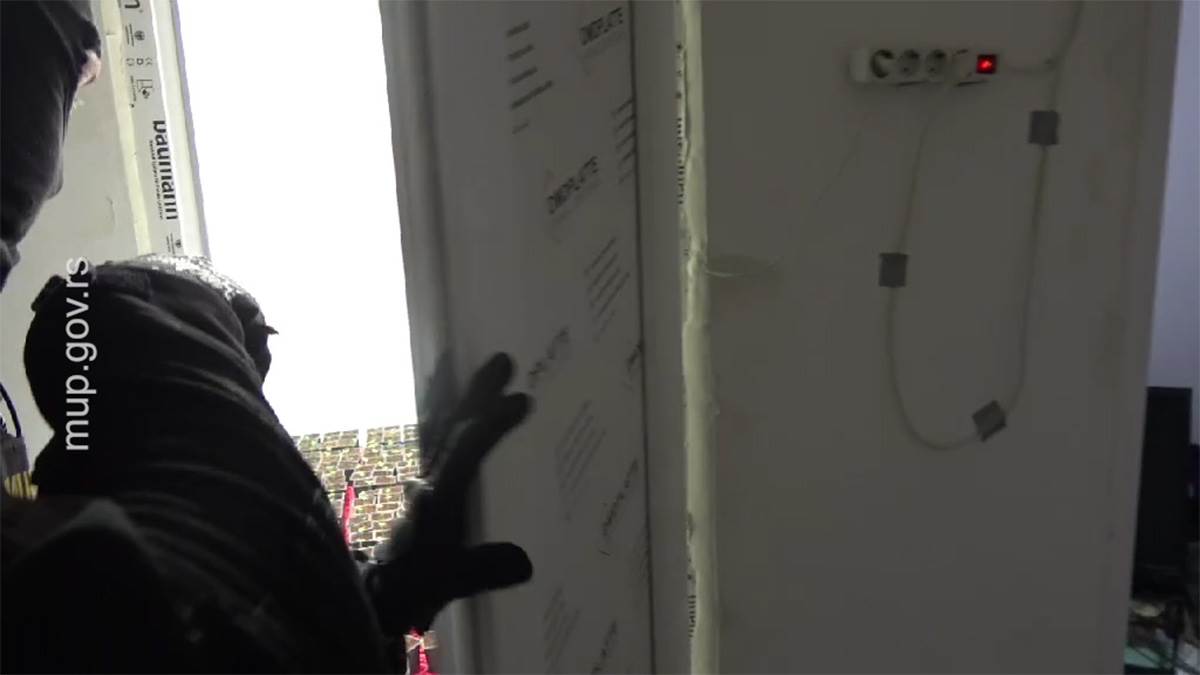 Ovako su pali dileri u centru Beograda MUP objavio snimak hapšenja osumnjičenih za uzgajanje marihuane u laboratoriji na Dedinju (2).jpg