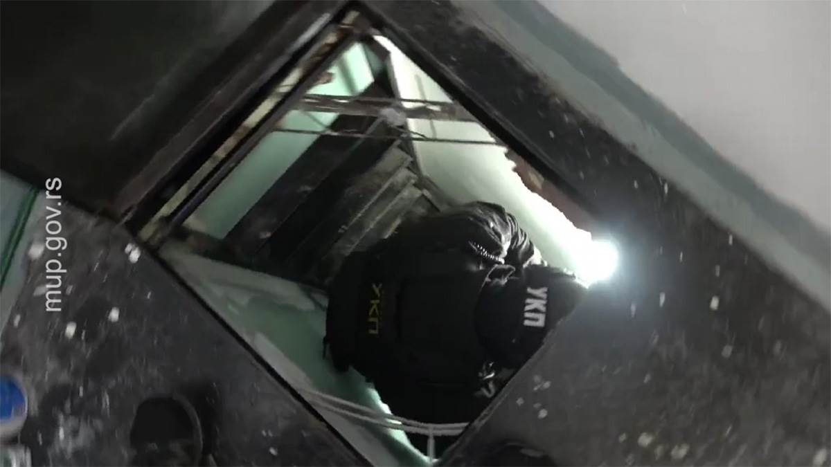 Ovako su pali dileri u centru Beograda MUP objavio snimak hapšenja osumnjičenih za uzgajanje marihuane u laboratoriji na Dedinju (3).jpg