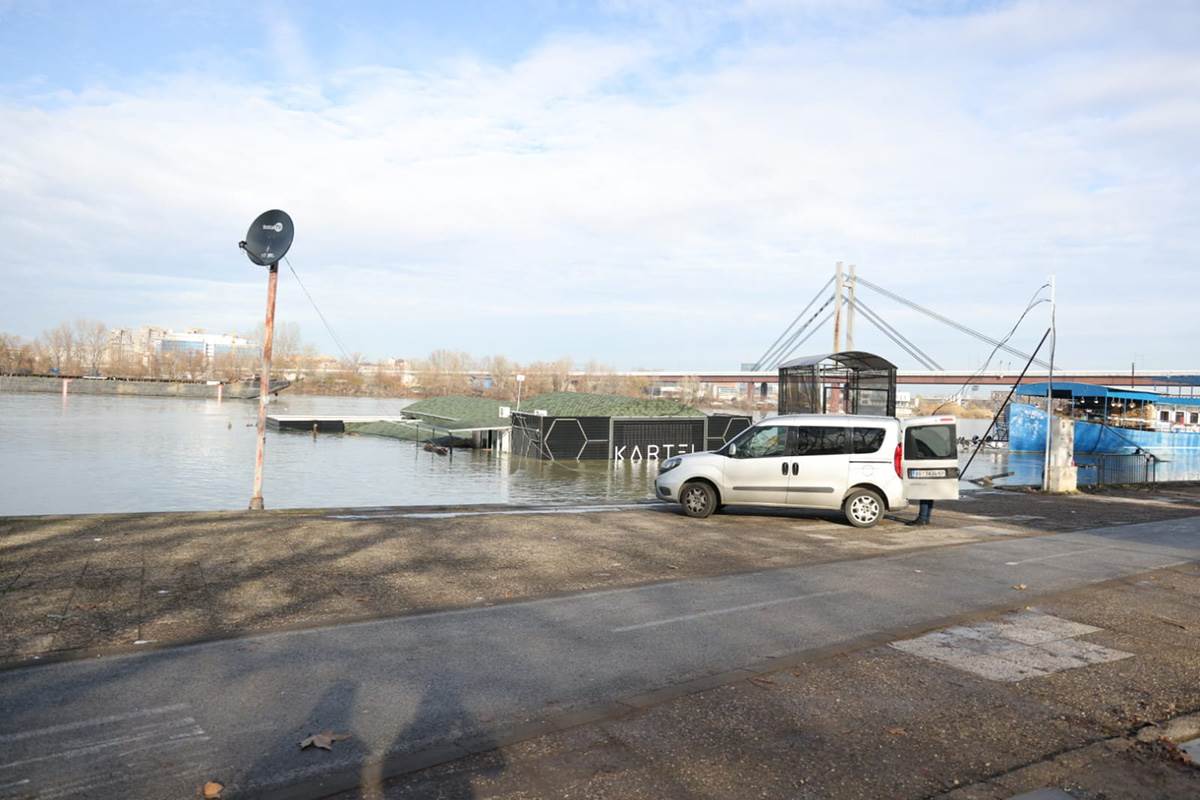 Detalji spasavanja ljudi sa splava Kartel