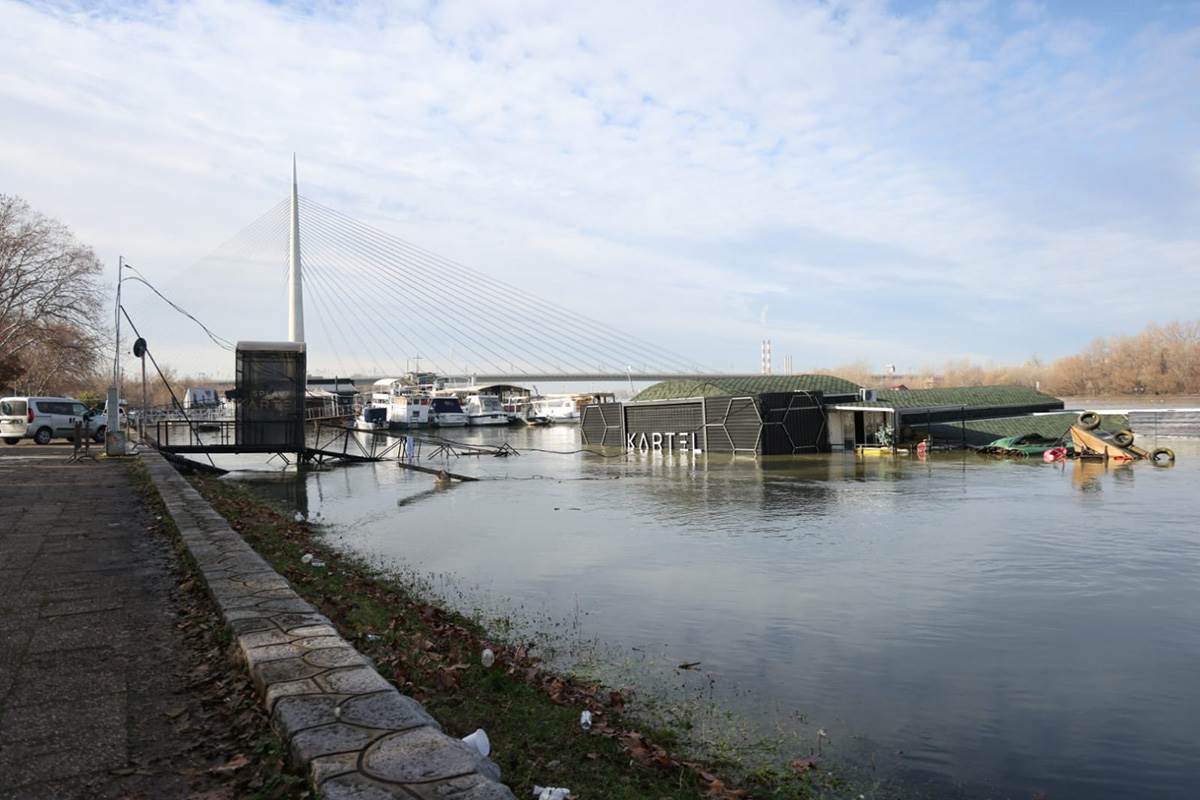 Detalji spasavanja ljudi sa splava Kartel