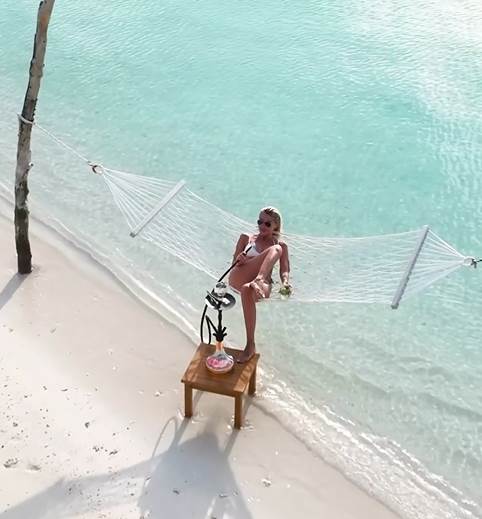 Snežana Borjan pokazala guzu na Maldivima